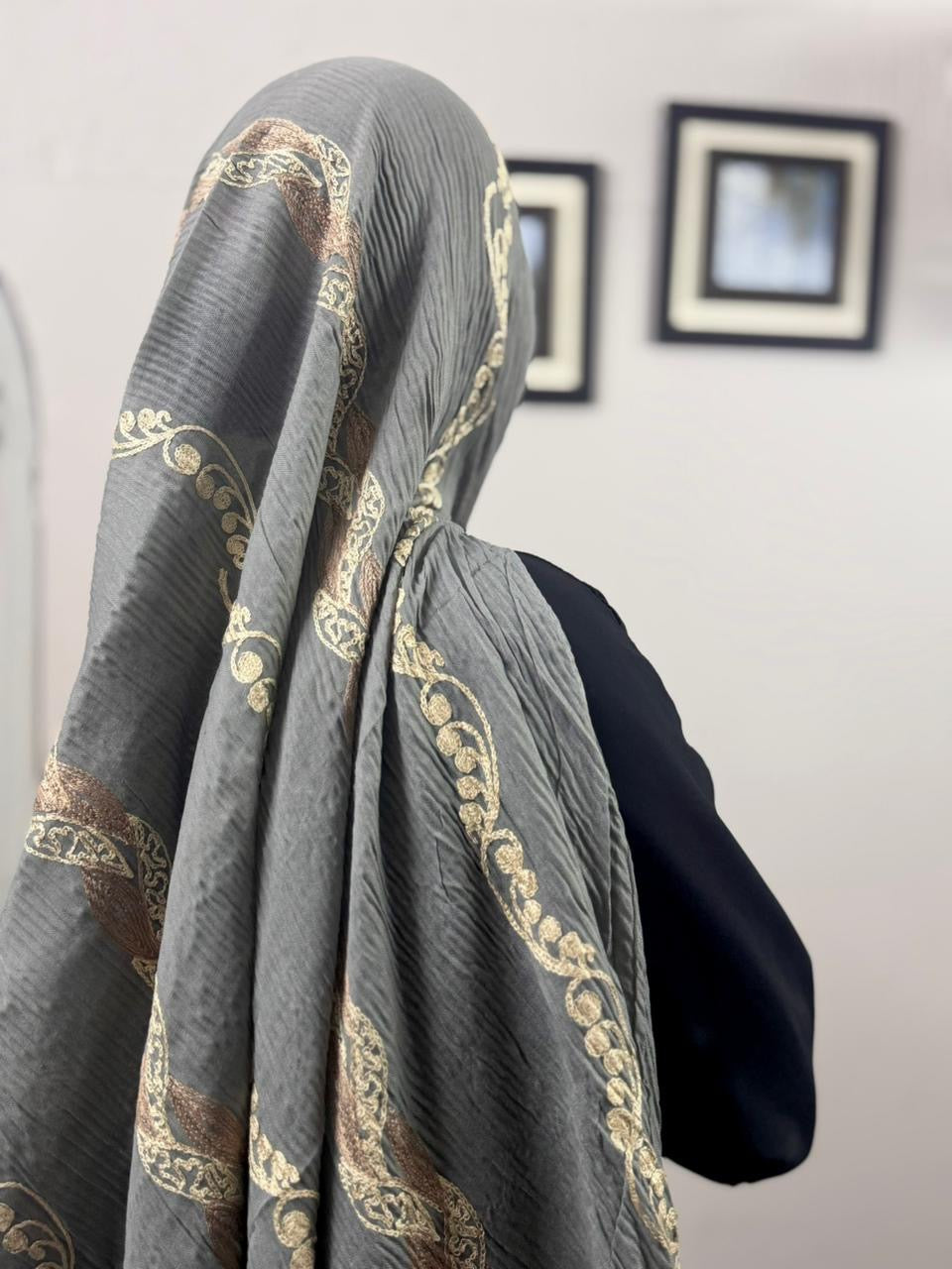 Queen Embroidery Pleated Lawn Scarf - Grey