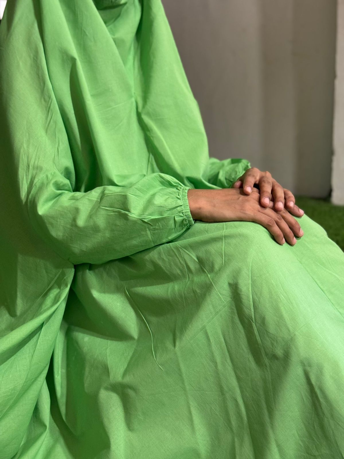 PURE LAWN NAMAZ CHADDAR WITH SLEEVES N NIQAB - PLAIN PARROT GREEN LARGE