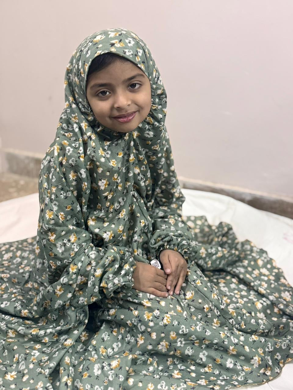 KIDS NAMAZ CHADDAR WITH FULL SLEEVES - NOOR IN PISTA 5 to 7 Years