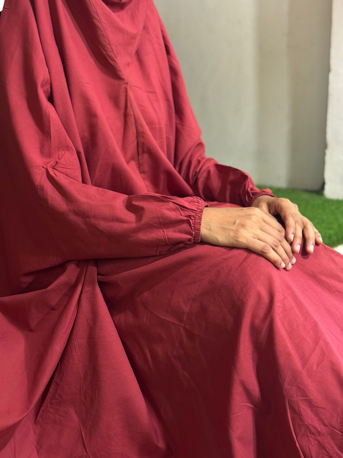 PURE LAWN NAMAZ CHADDAR WITH SLEEVES N NIQAB - PLAIN MAROON LARGE