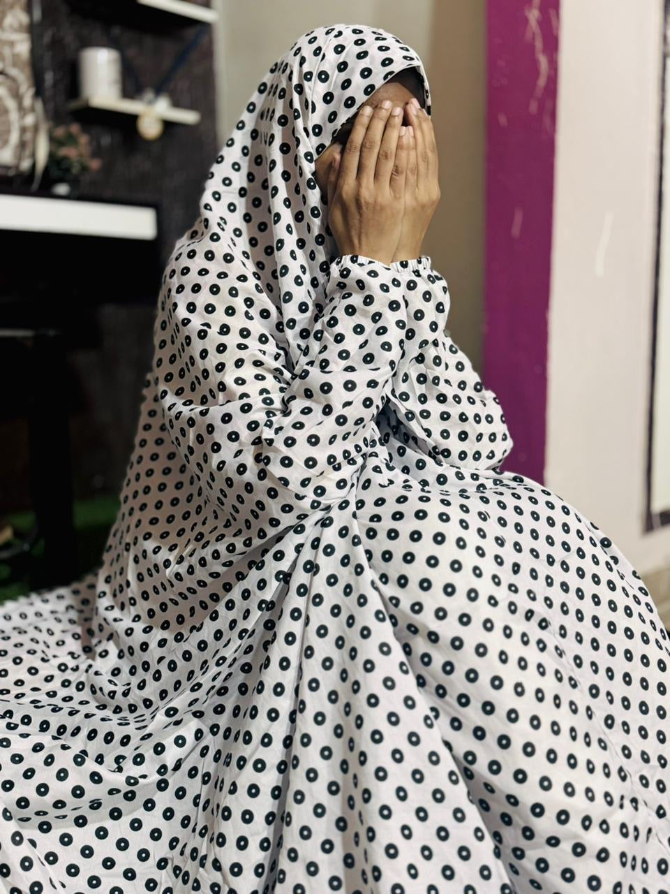 NAMAZ CHADDAR WITH FULL SLEEVES - WHITE WITH CIRCLES - LARGE