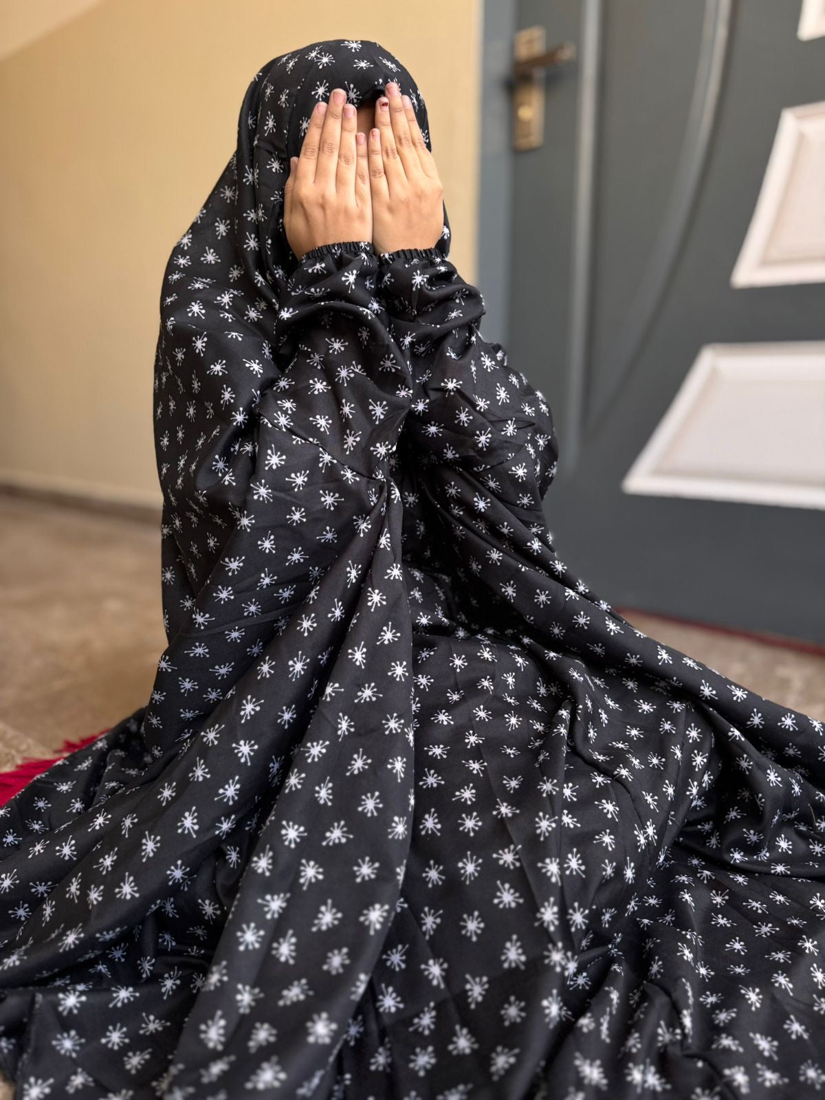 NAMAZ CHADDAR WITH SLEEVES N NIQAB - BLACK STARS x XL