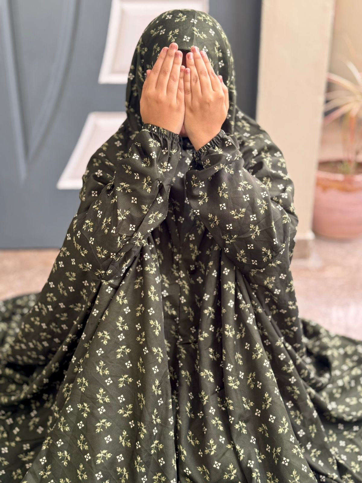 NAMAZ CHADDAR WITH SLEEVES N NIQAB - SQUARE BUNCH GREEN - LARGE