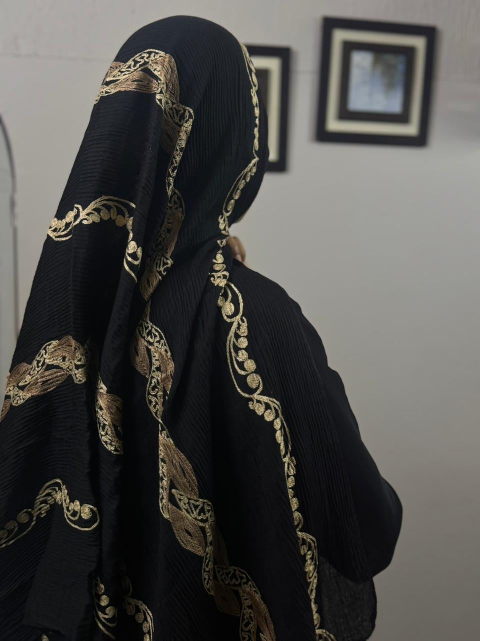 Queen Embroidery Pleated Lawn Scarf - Black