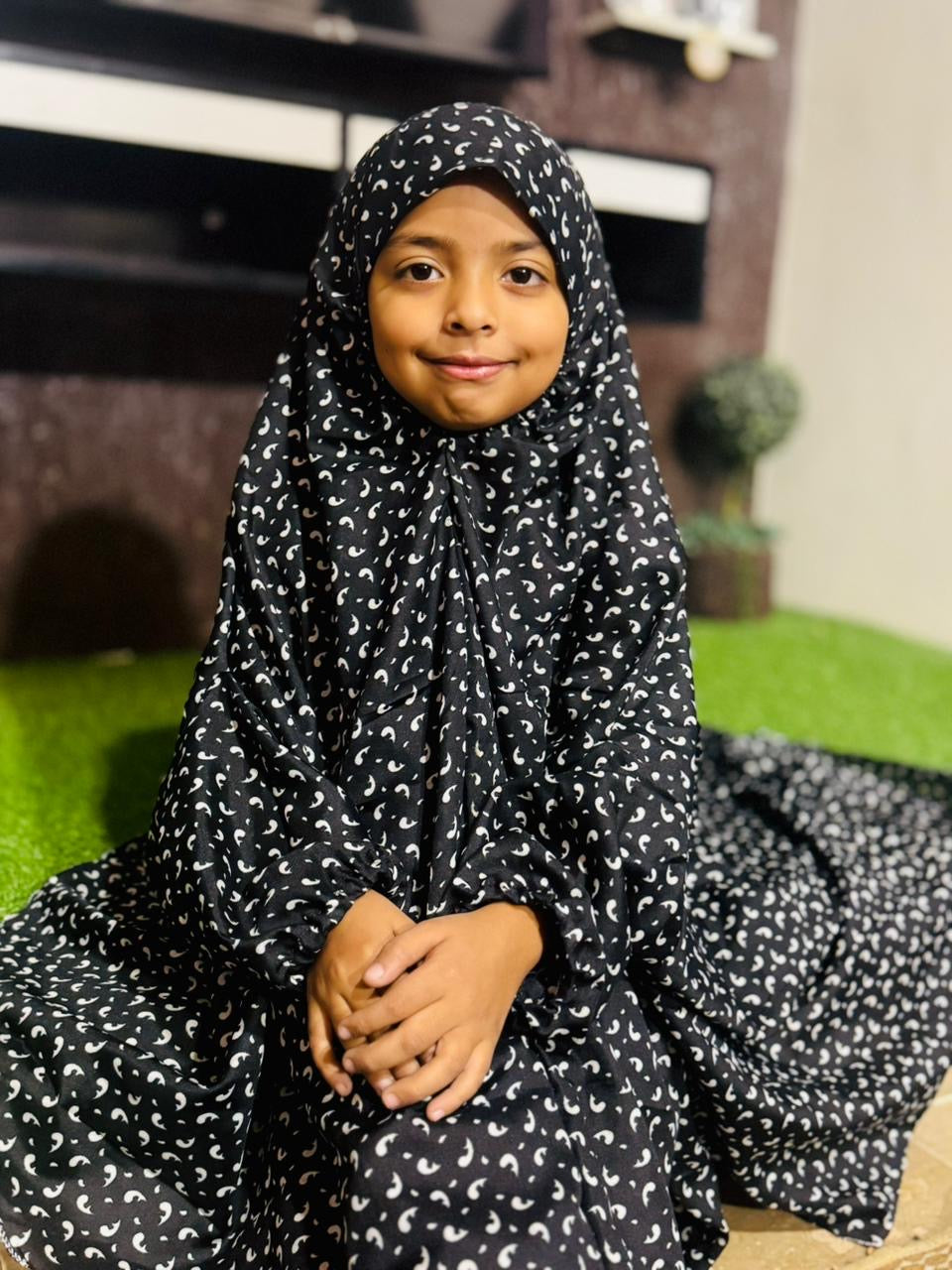 KIDS NAMAZ CHADDAR WITH FULL SLEEVES - BLACK CRESCENT 5 to 7 Years