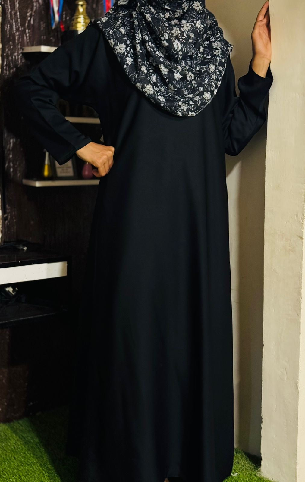 Nida Abaya Front Close - Plain Black