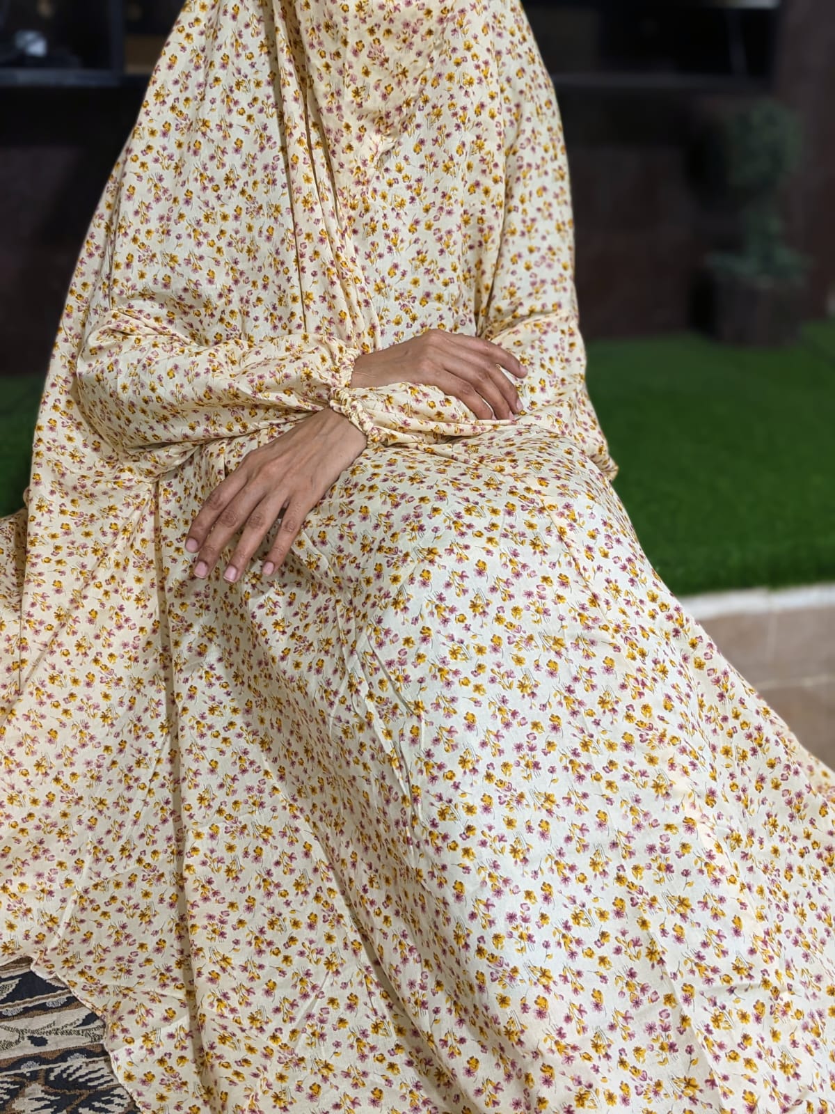 SWISS LAWN NAMAZ CHADDAR WITH SLEEVES - Cream Flora Flora LARGE