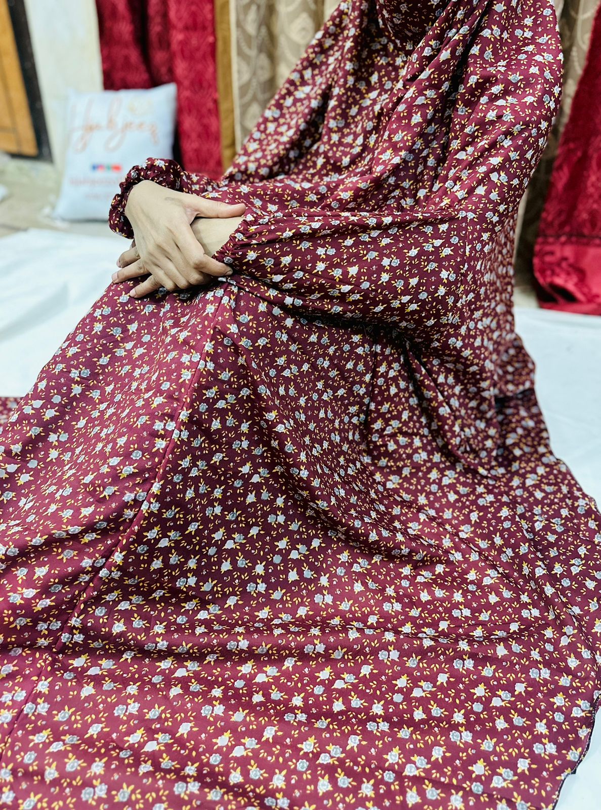 SWISS LAWN NAMAZ CHADDAR WITH SLEEVES - MAROON WITH GREY DIAFLORA LARGE