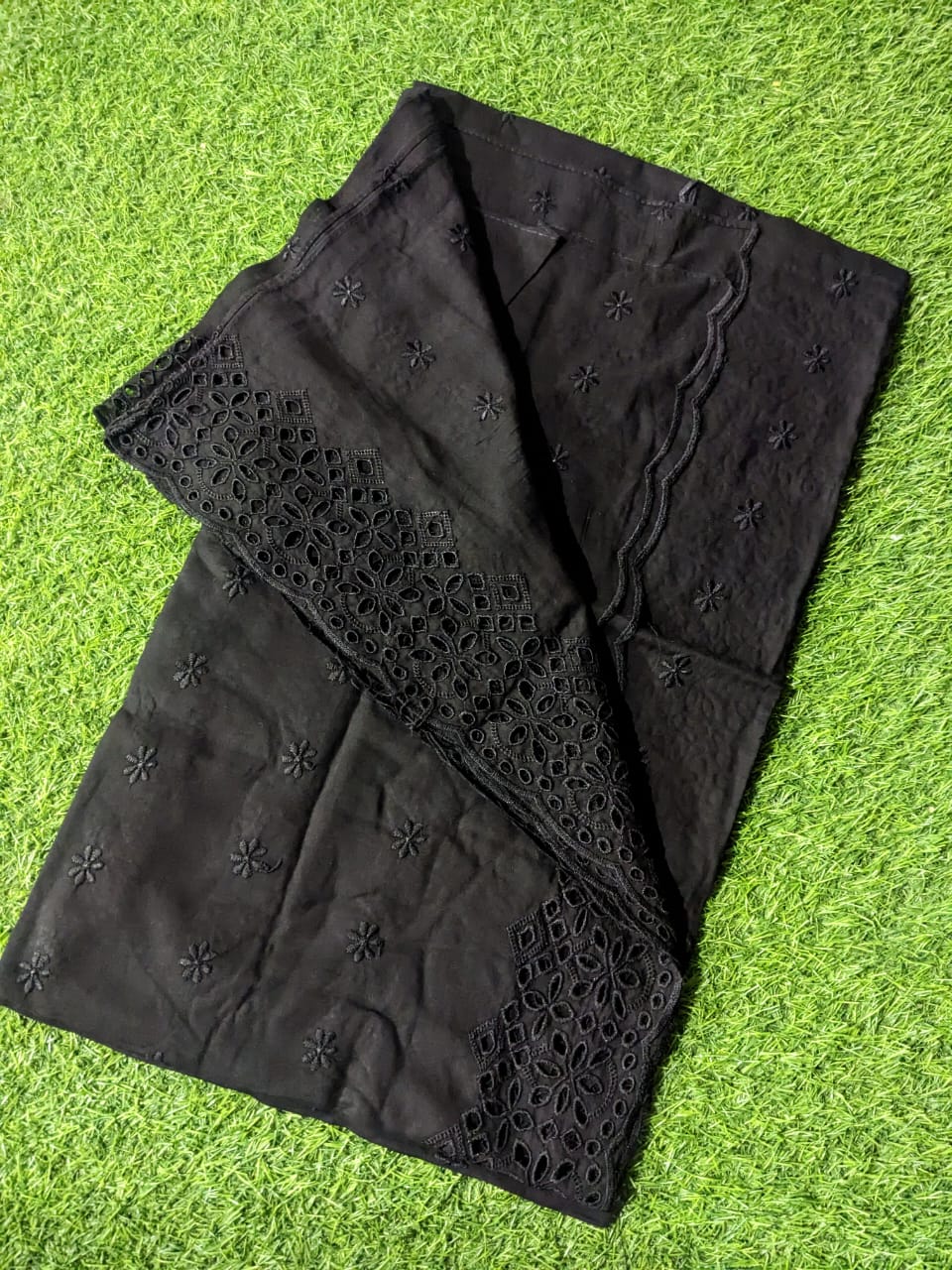 Premium Qualtiy Lawn Chaddar with Embroidery - Black DS3