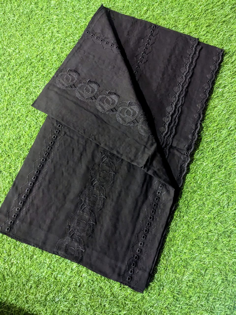 Premium Qualtiy Lawn Chaddar with Embroidery - Black DS4