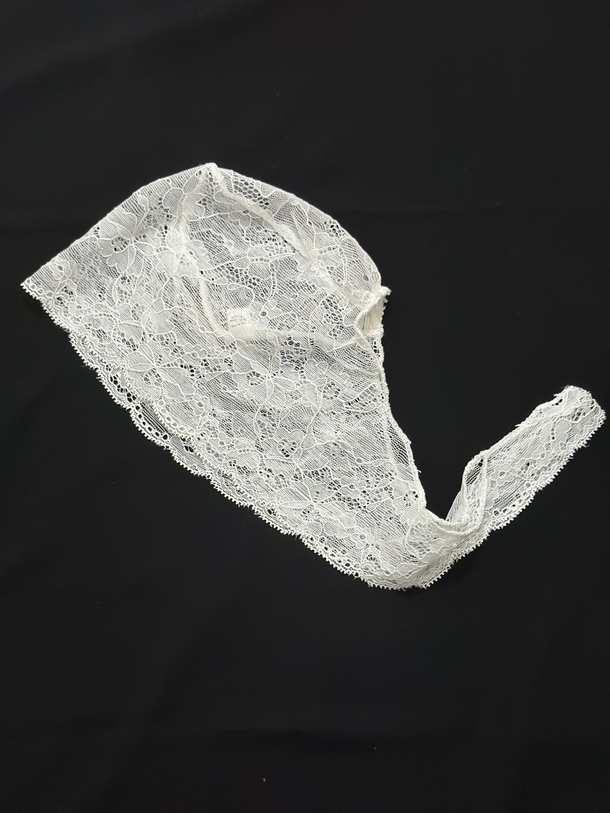 WHITE NET DESIGN TIE CAP